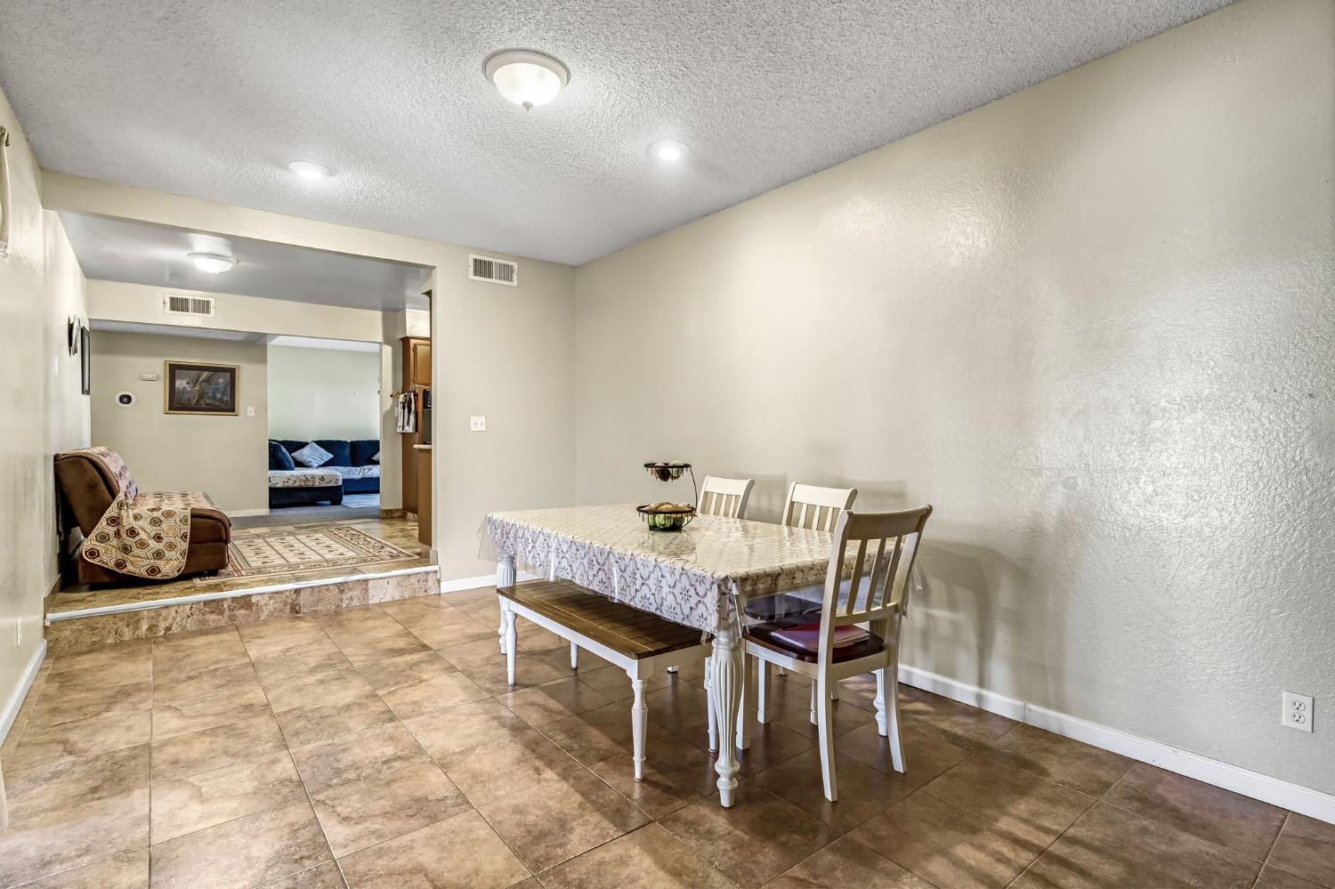 882 W National Ave, Clovis, CA 93612