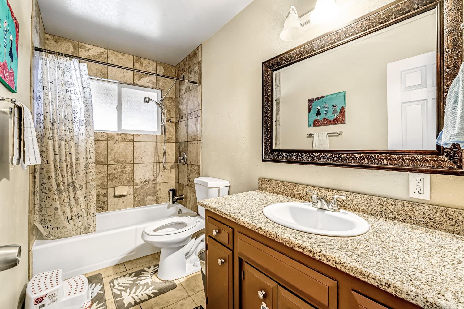 882 W National Ave, Clovis, CA 93612