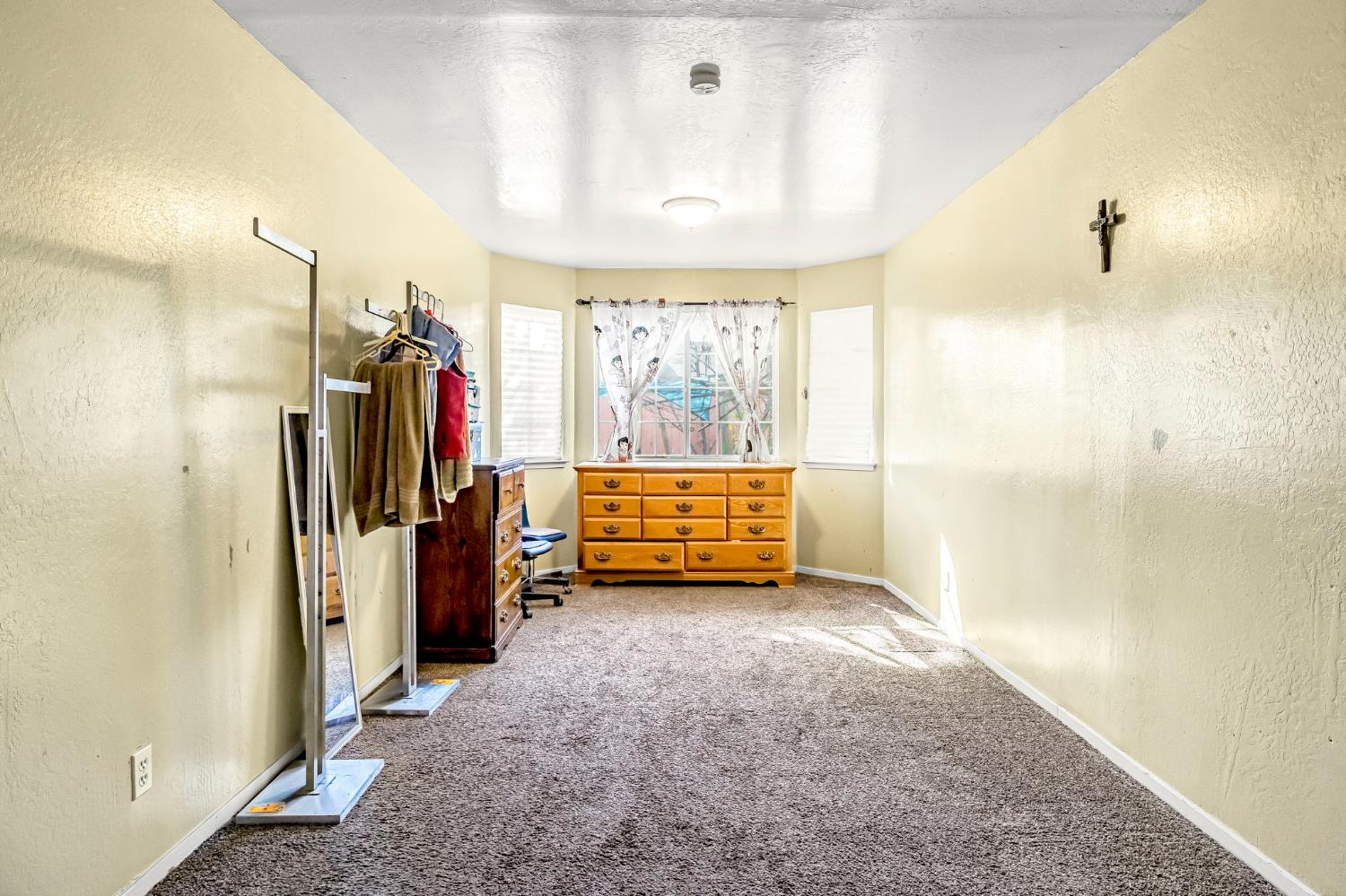 882 W National Ave, Clovis, CA 93612