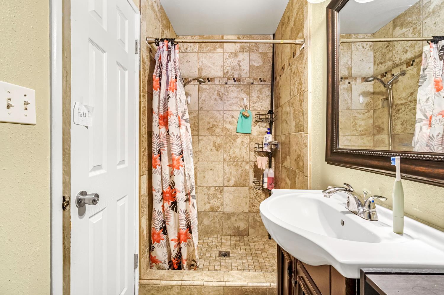 882 W National Ave, Clovis, CA 93612