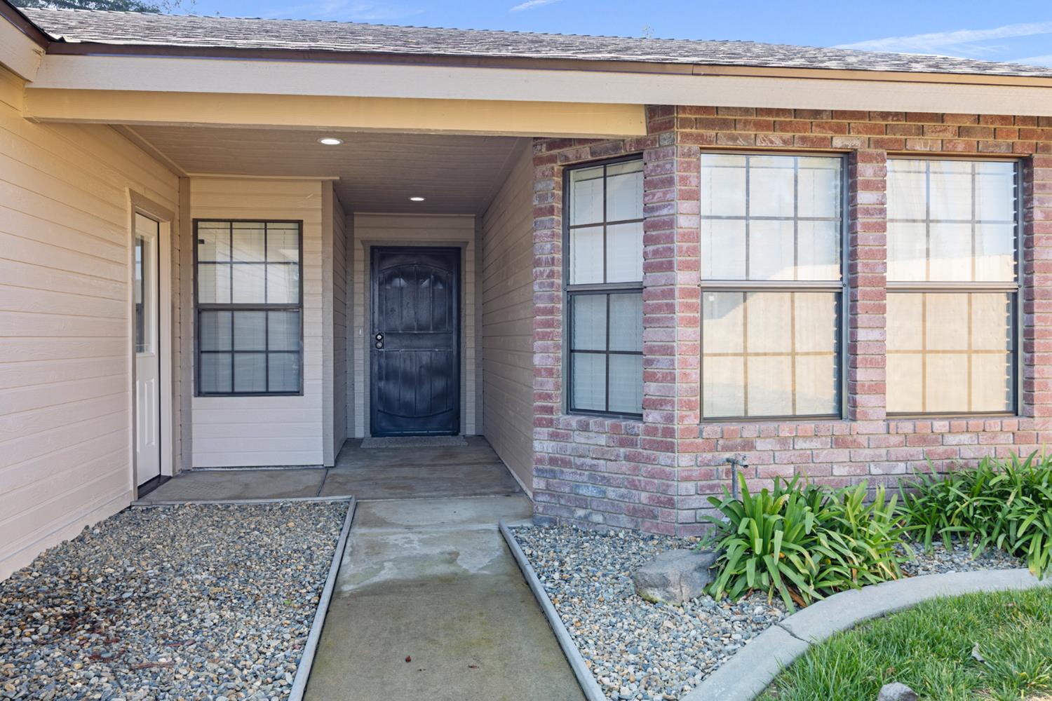 1931 S West Ct, Visalia, CA 93277