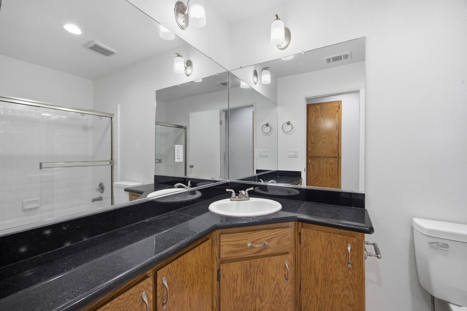 1931 S West Ct, Visalia, CA 93277