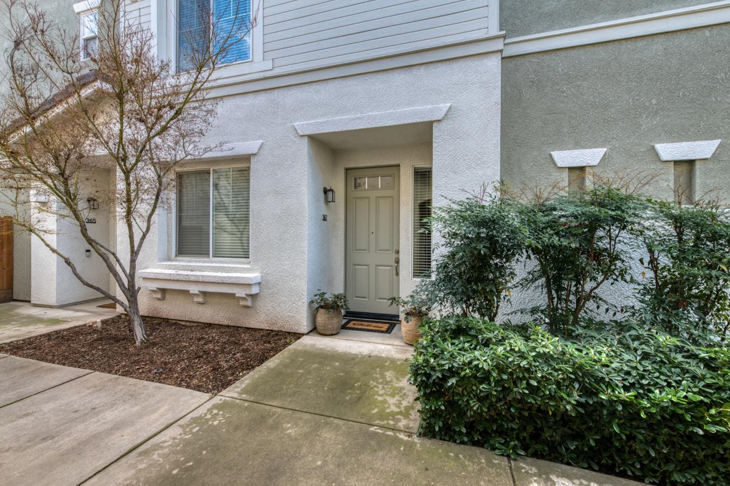 367 N Raphael Ln, Clovis, CA 93611