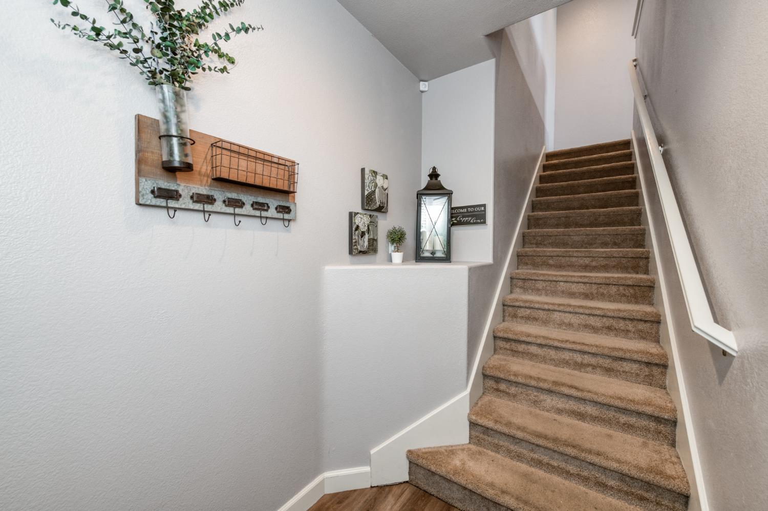 367 N Raphael Ln, Clovis, CA 93611