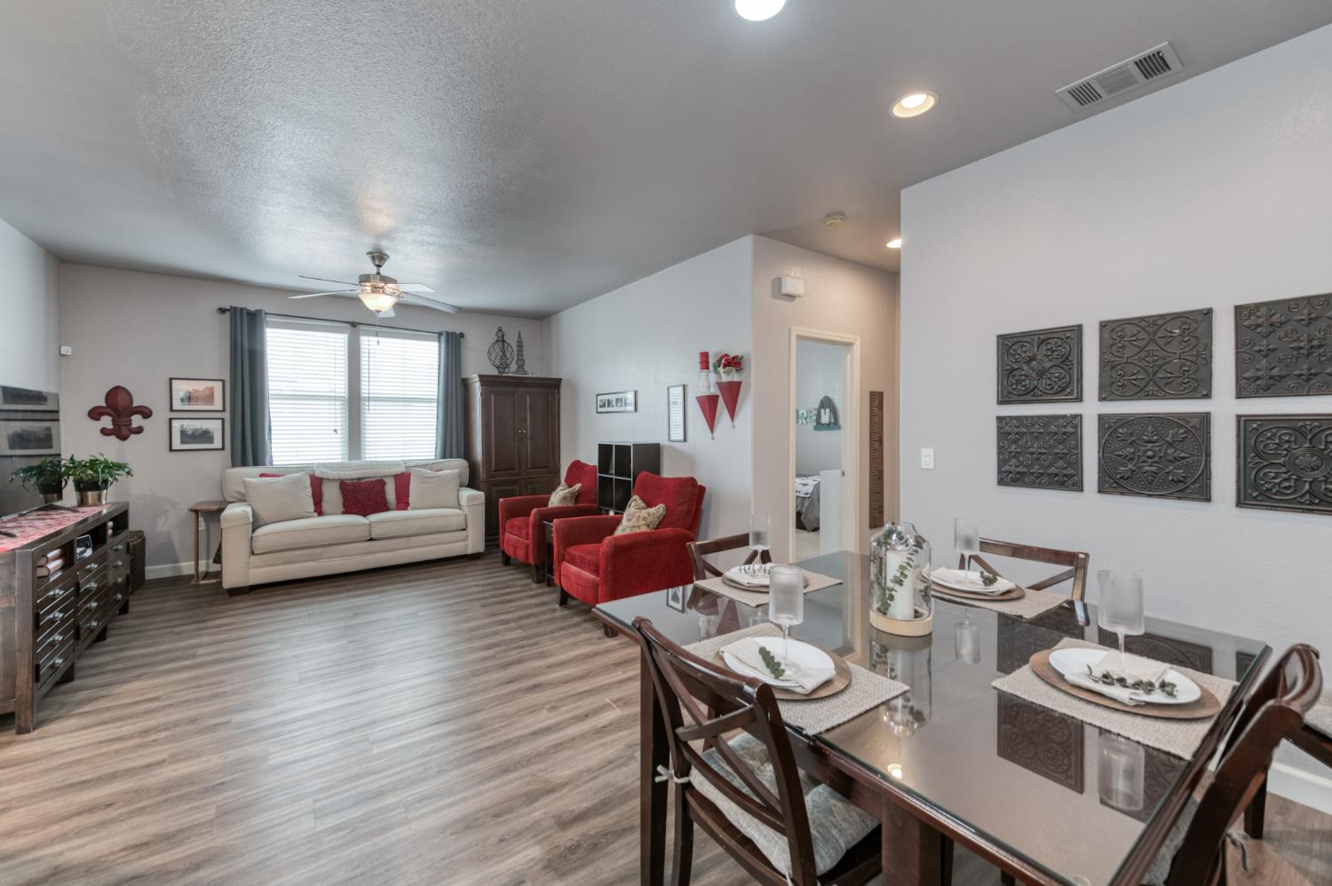 367 N Raphael Ln, Clovis, CA 93611