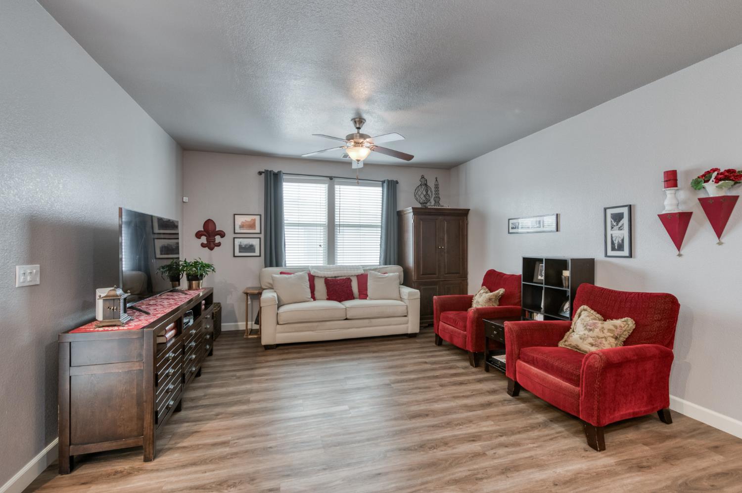 367 N Raphael Ln, Clovis, CA 93611