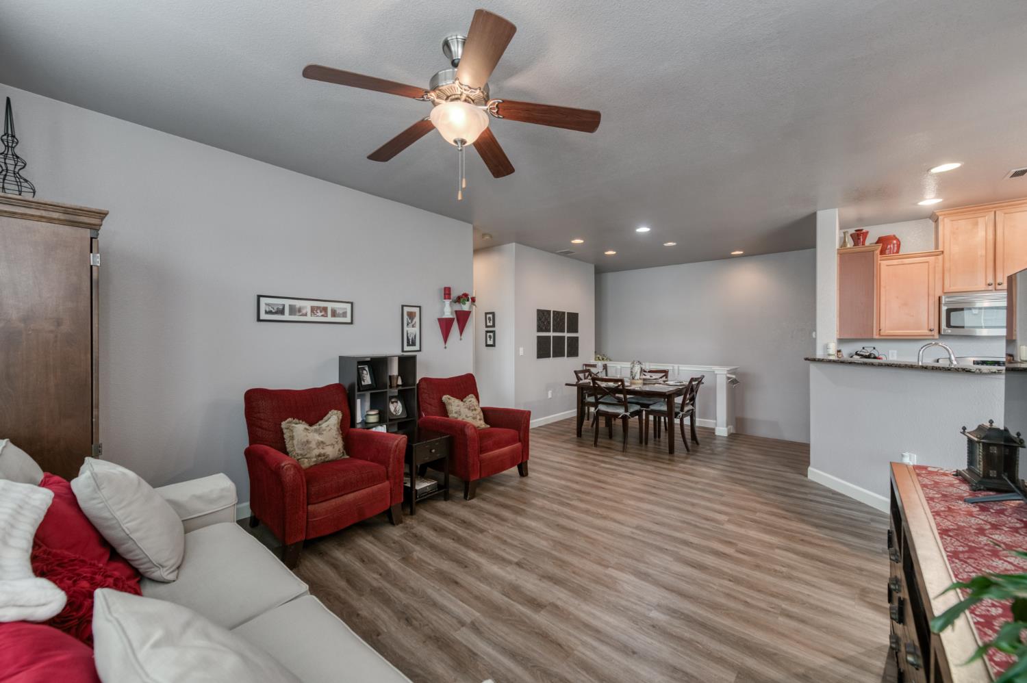 367 N Raphael Ln, Clovis, CA 93611