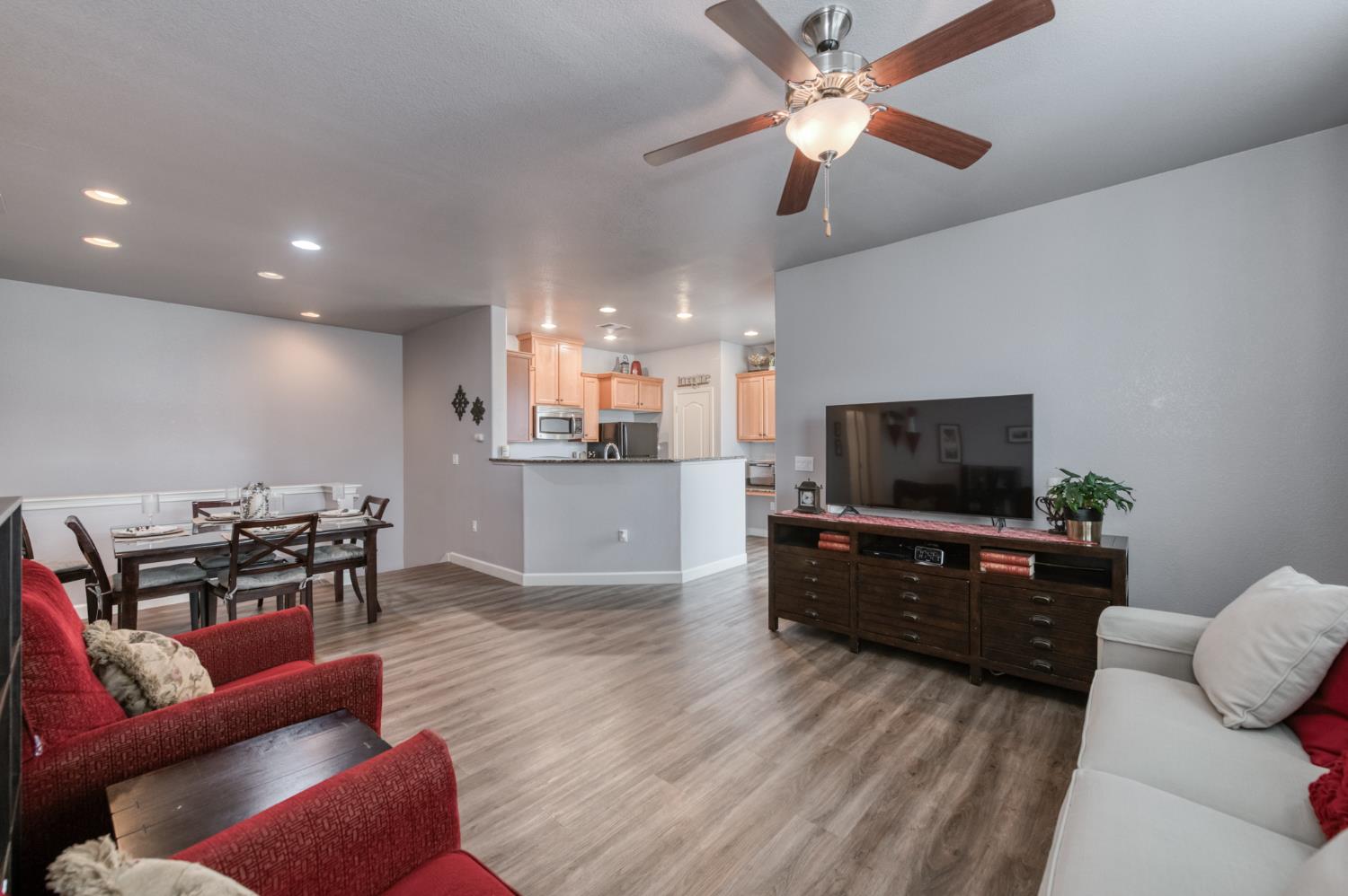 367 N Raphael Ln, Clovis, CA 93611