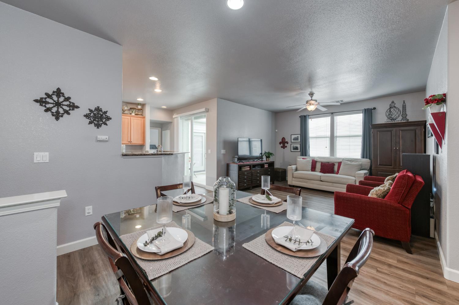 367 N Raphael Ln, Clovis, CA 93611