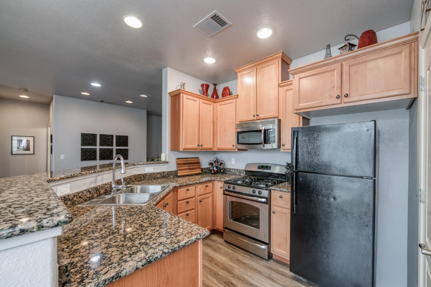 367 N Raphael Ln, Clovis, CA 93611