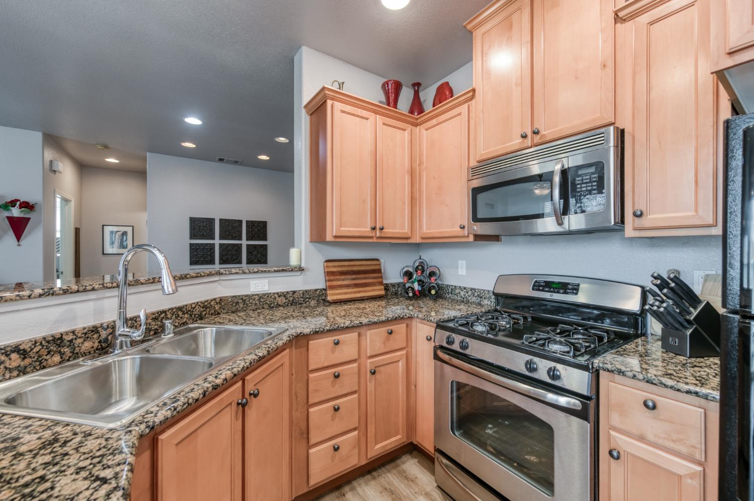 367 N Raphael Ln, Clovis, CA 93611