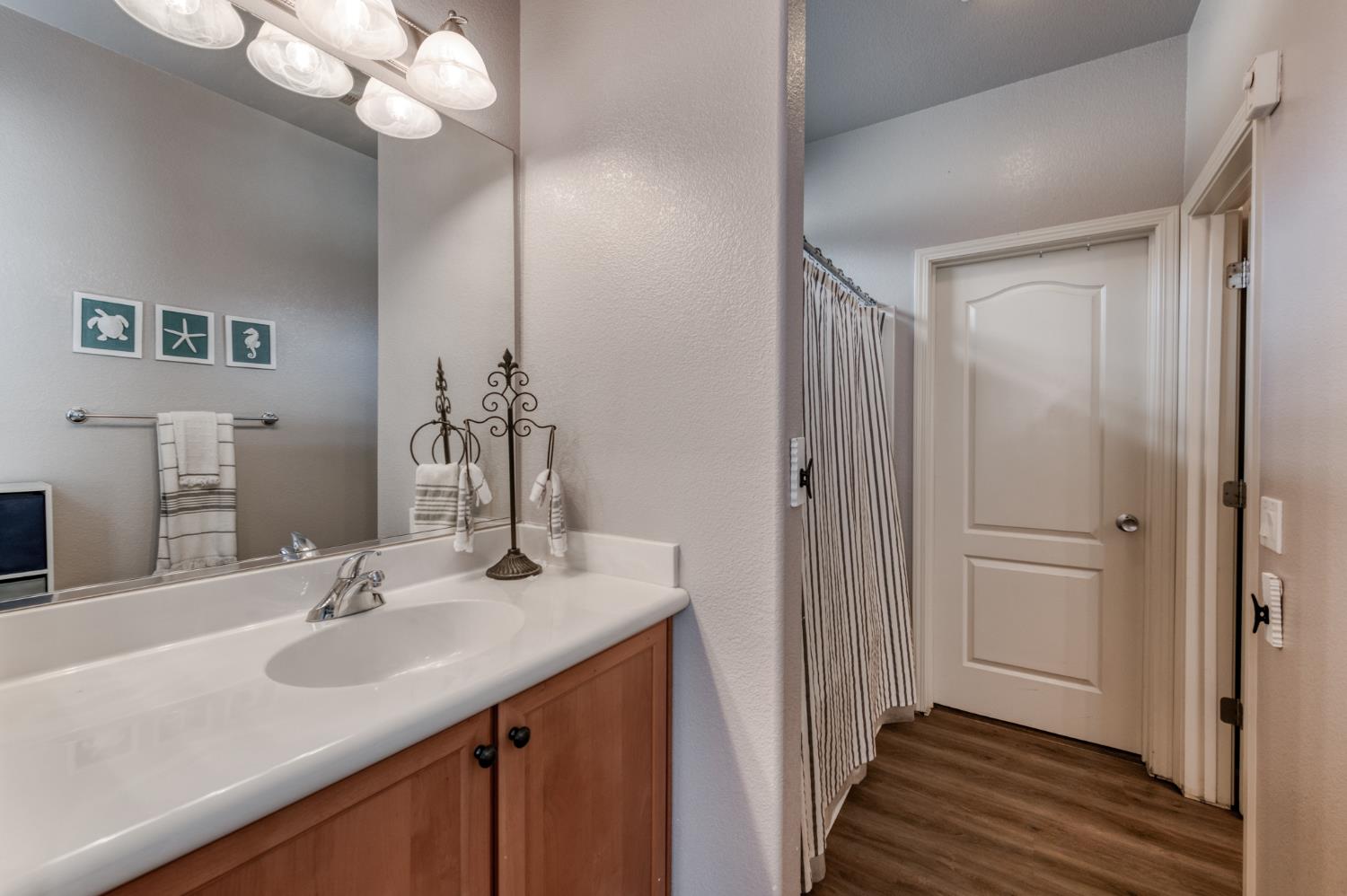 367 N Raphael Ln, Clovis, CA 93611