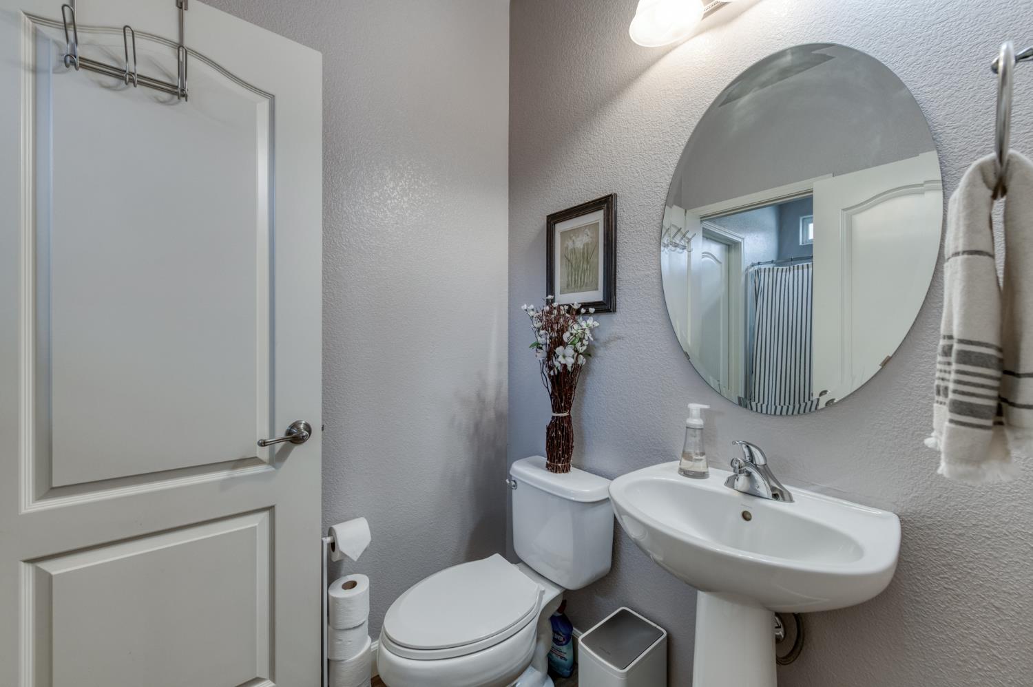 367 N Raphael Ln, Clovis, CA 93611