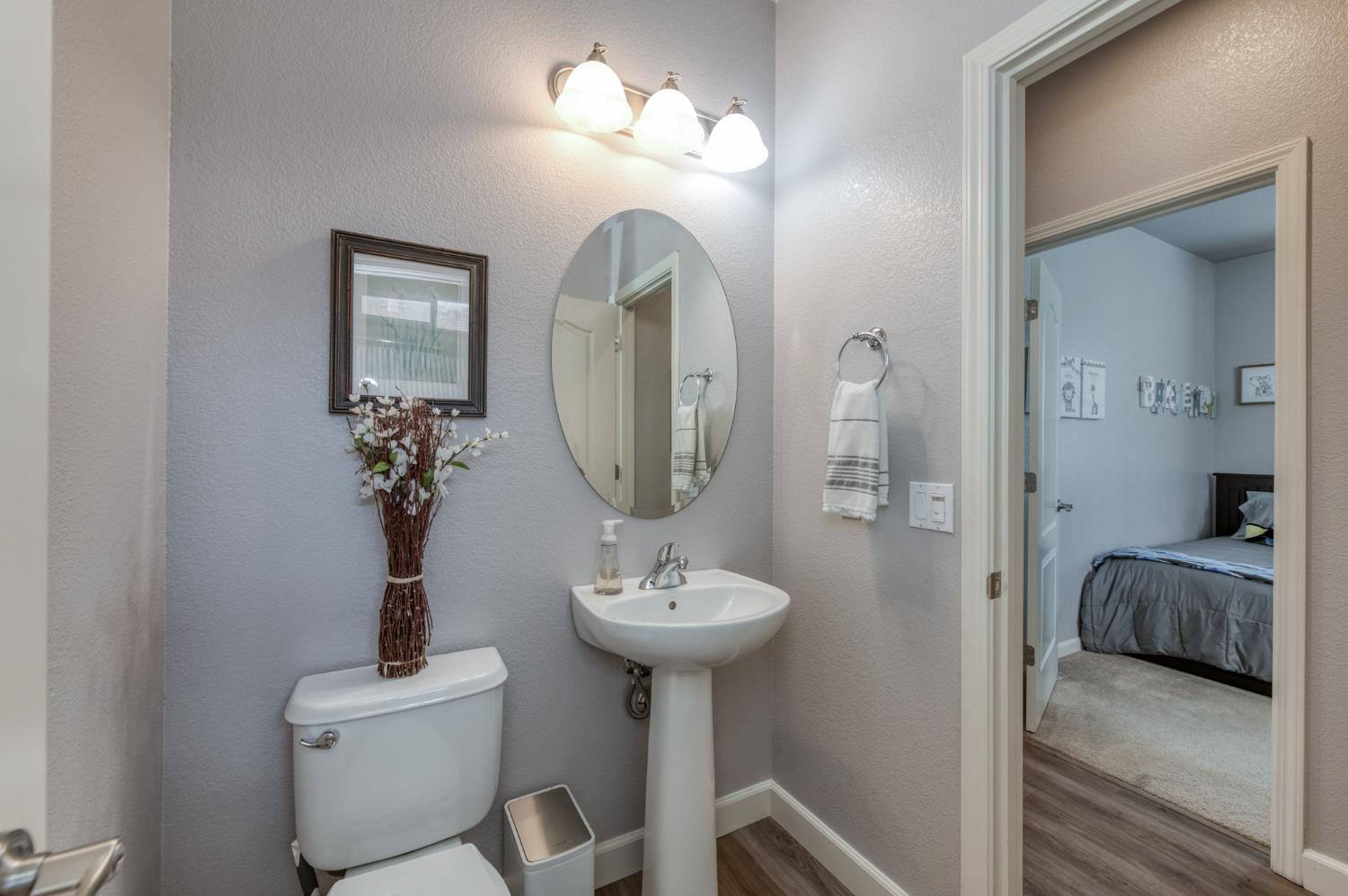 367 N Raphael Ln, Clovis, CA 93611