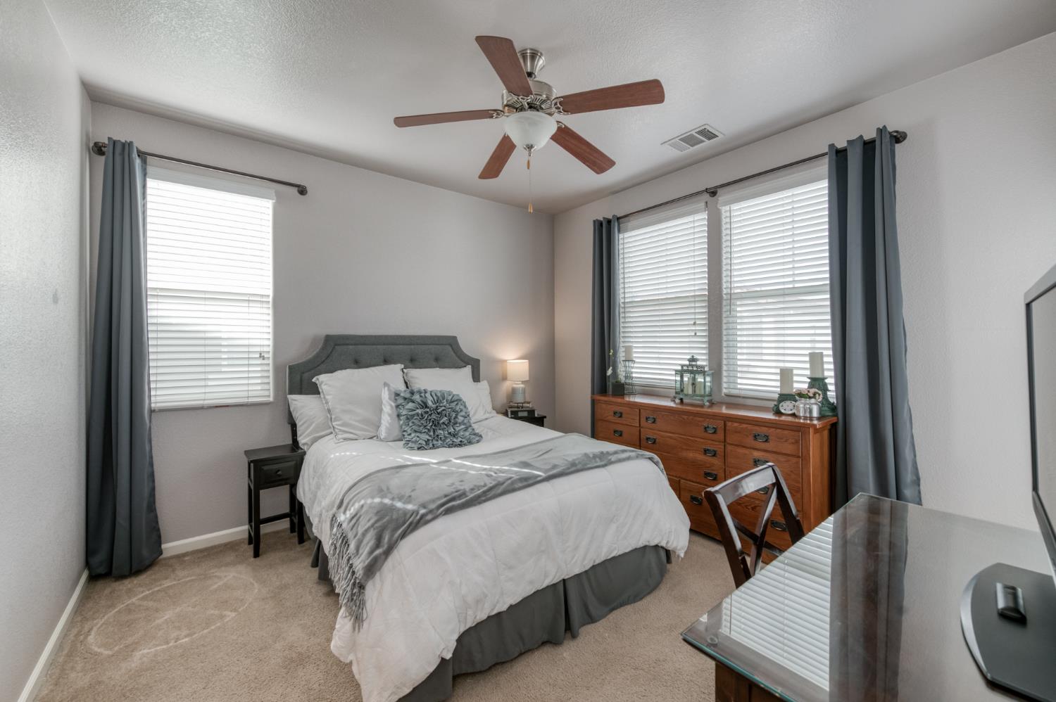 367 N Raphael Ln, Clovis, CA 93611