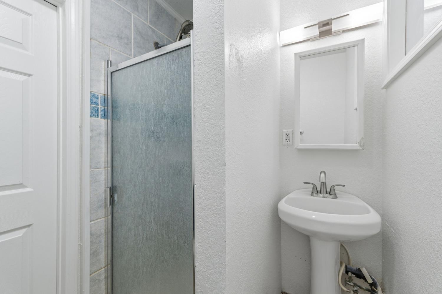 103 W Alluvial Ave, Pinedale, CA 93650