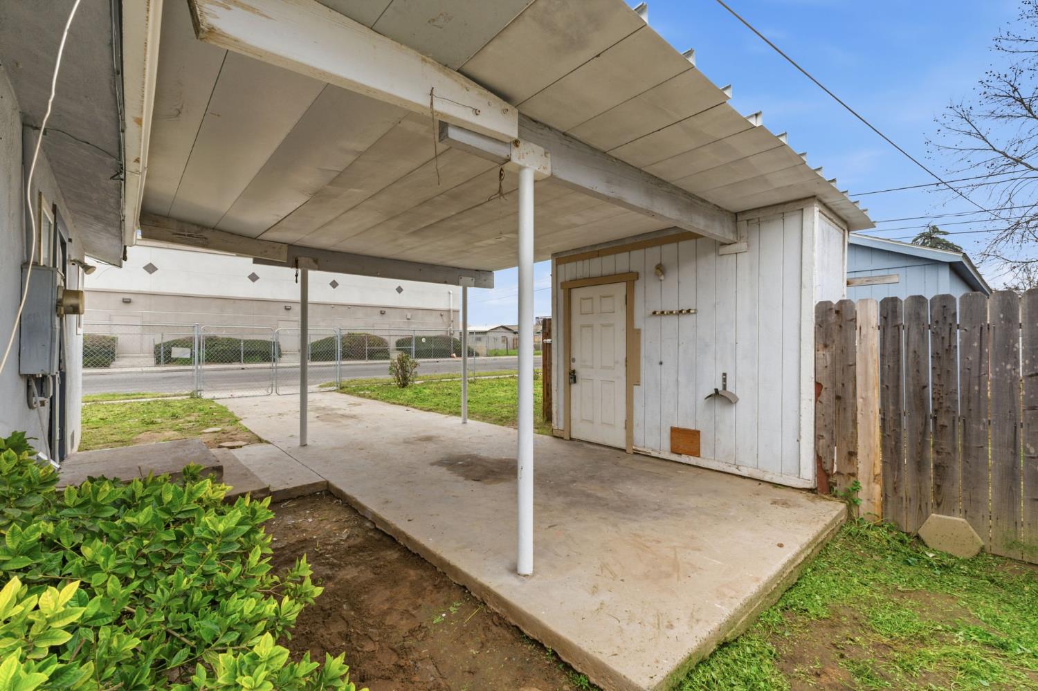 103 W Alluvial Ave, Pinedale, CA 93650