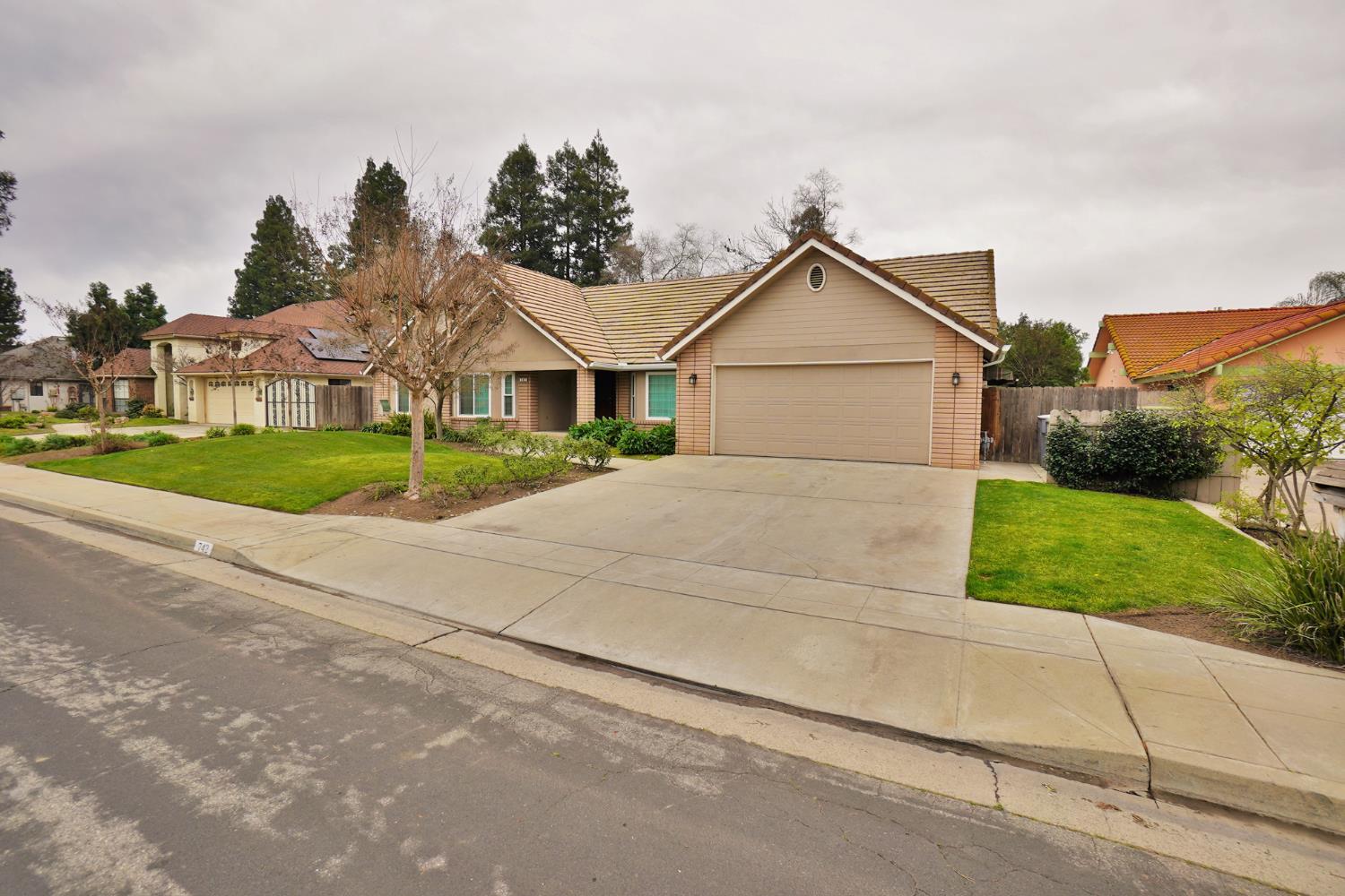 742 W Ellery Ave, Clovis, CA 93612