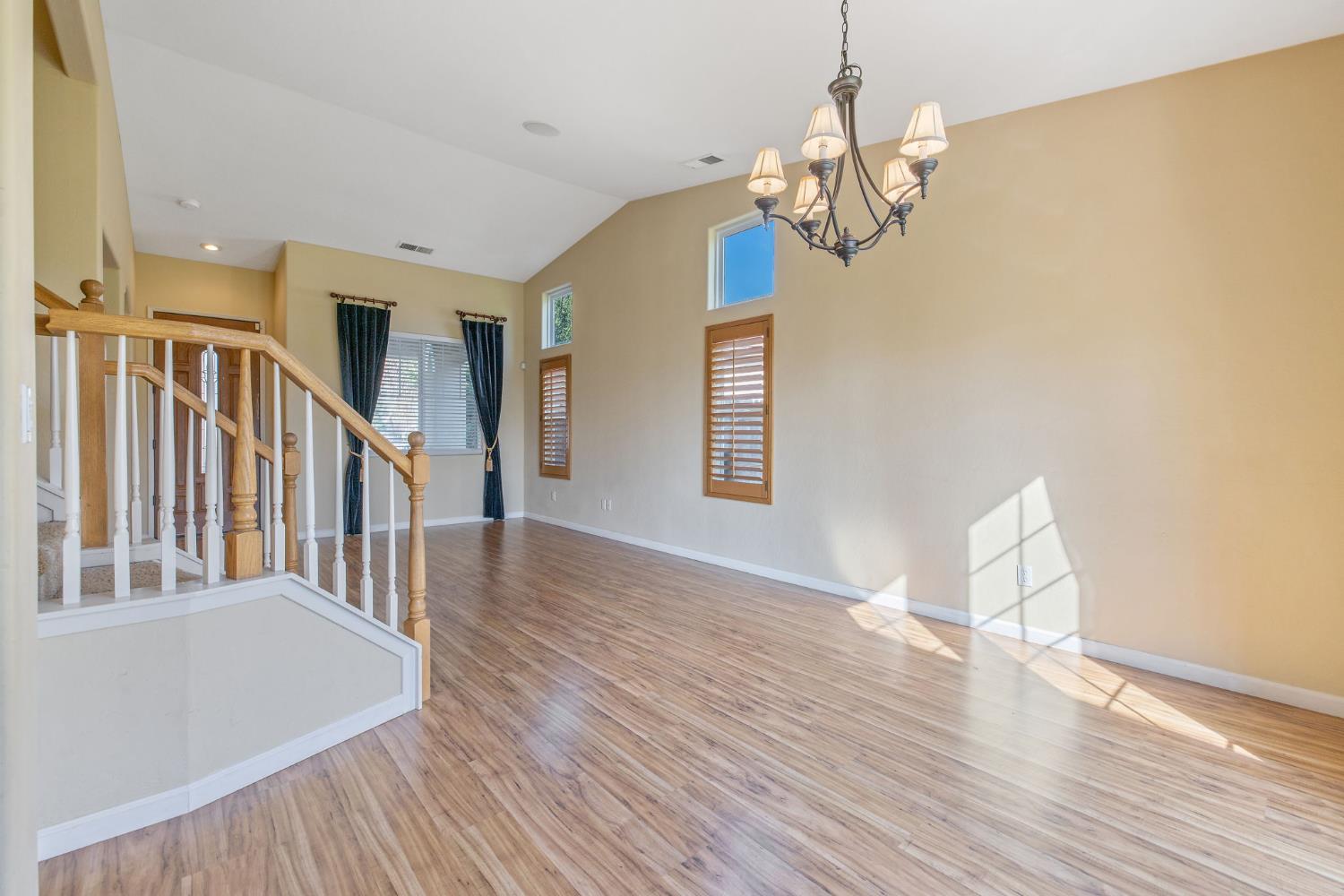 5586 E Atchison St, Fresno, CA 93727