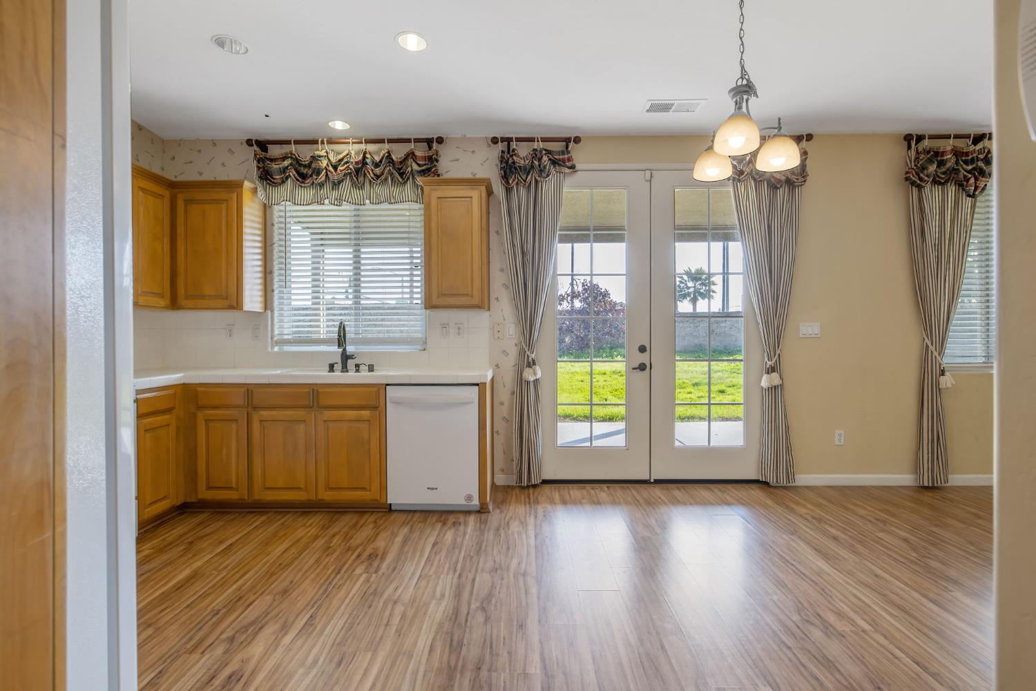 5586 E Atchison St, Fresno, CA 93727