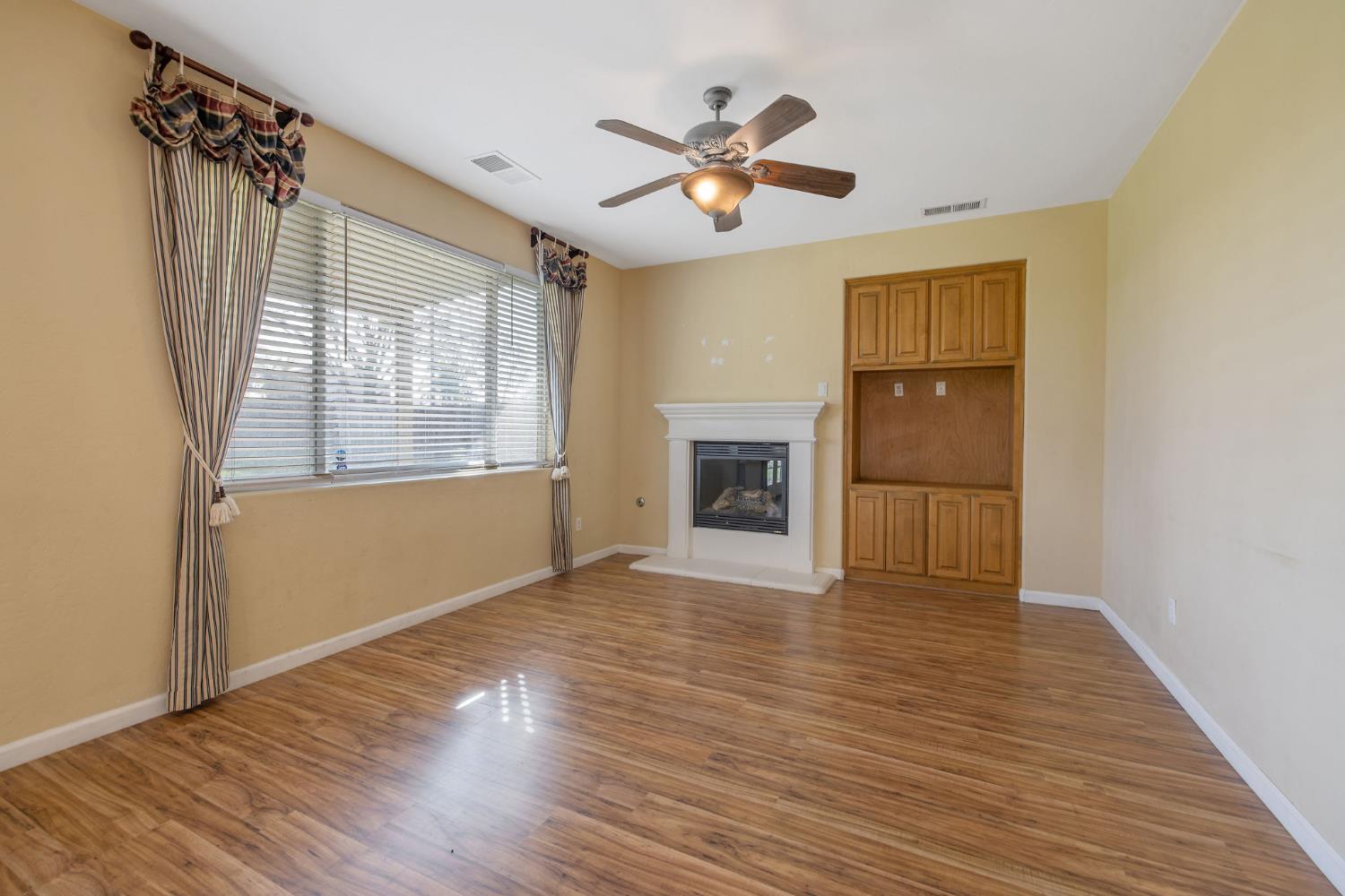 5586 E Atchison St, Fresno, CA 93727