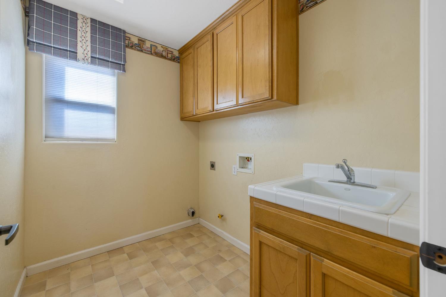 5586 E Atchison St, Fresno, CA 93727