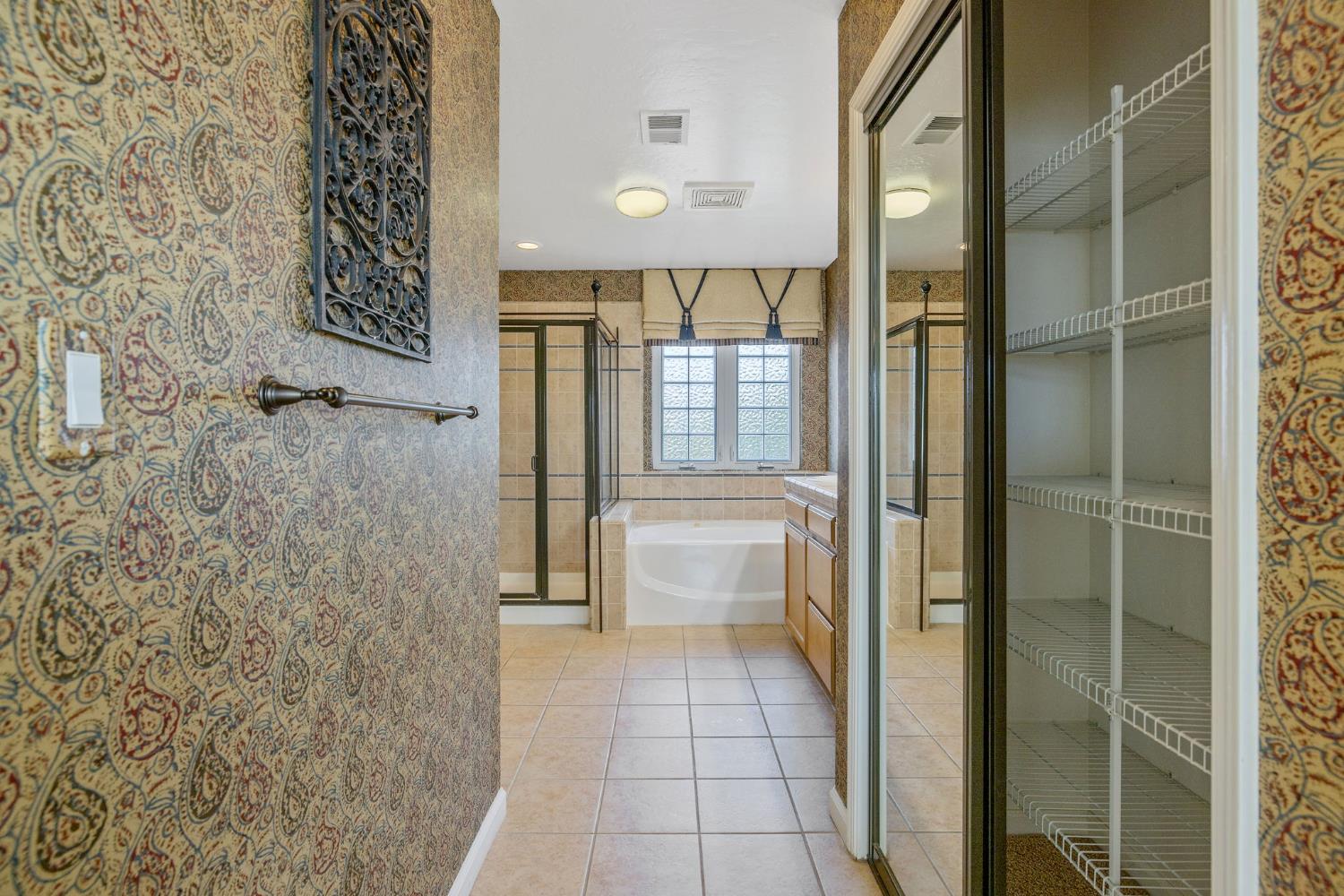 5586 E Atchison St, Fresno, CA 93727