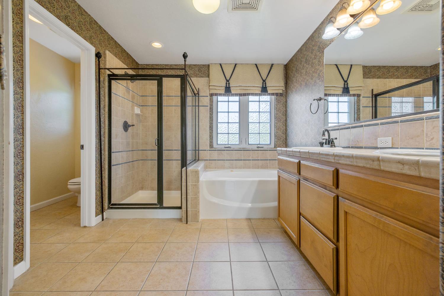 5586 E Atchison St, Fresno, CA 93727