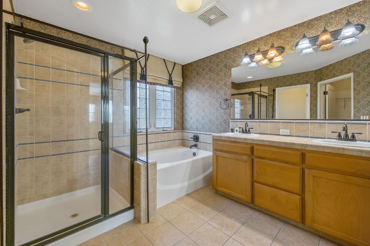 5586 E Atchison St, Fresno, CA 93727