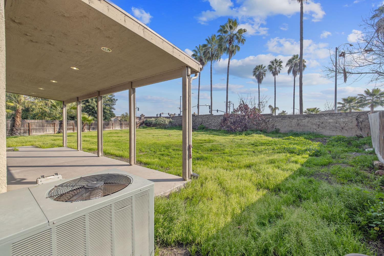 5586 E Atchison St, Fresno, CA 93727