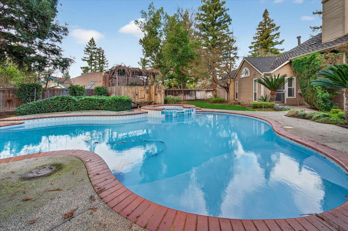 8269 N 6Th St, Fresno, CA 93720