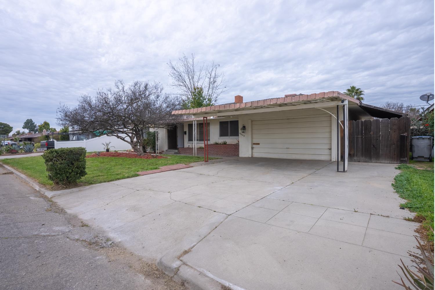4883 E Michigan Ave, Fresno, CA 93703