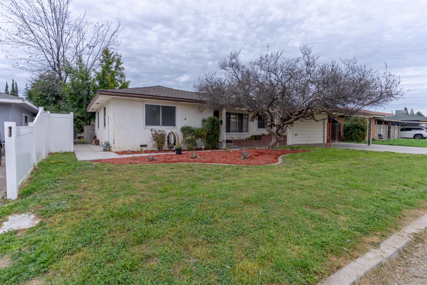 4883 E Michigan Ave, Fresno, CA 93703