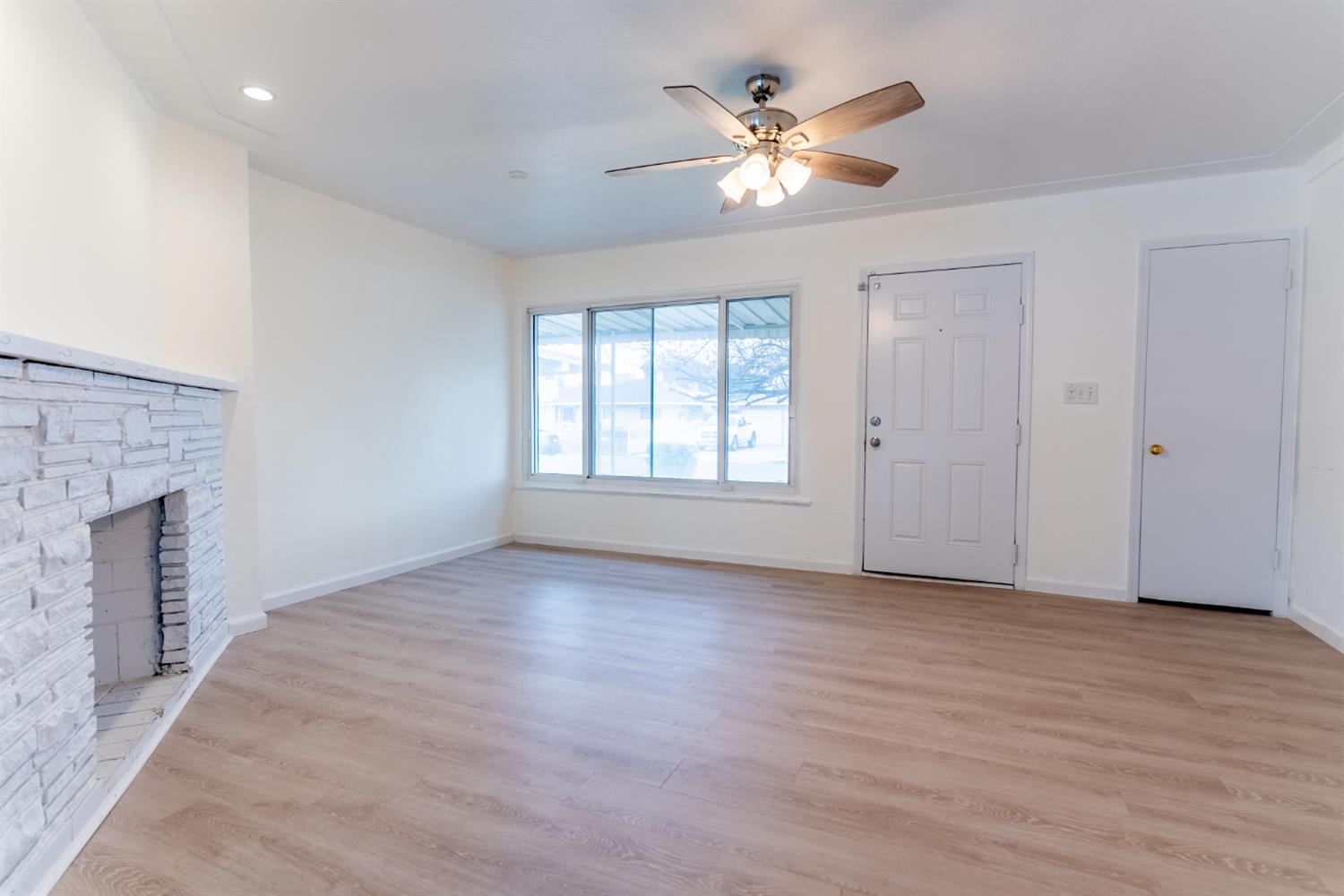 4883 E Michigan Ave, Fresno, CA 93703