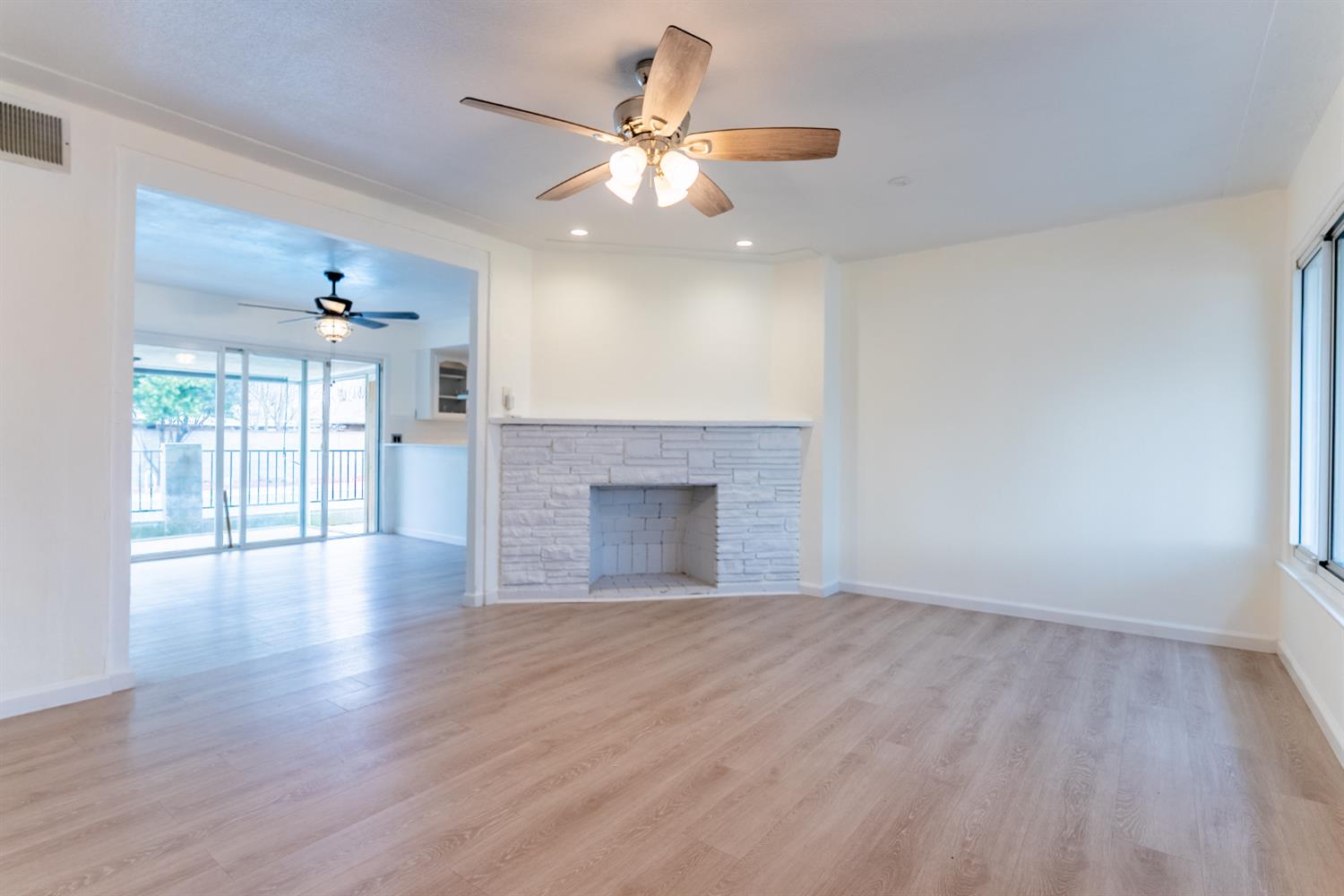 4883 E Michigan Ave, Fresno, CA 93703