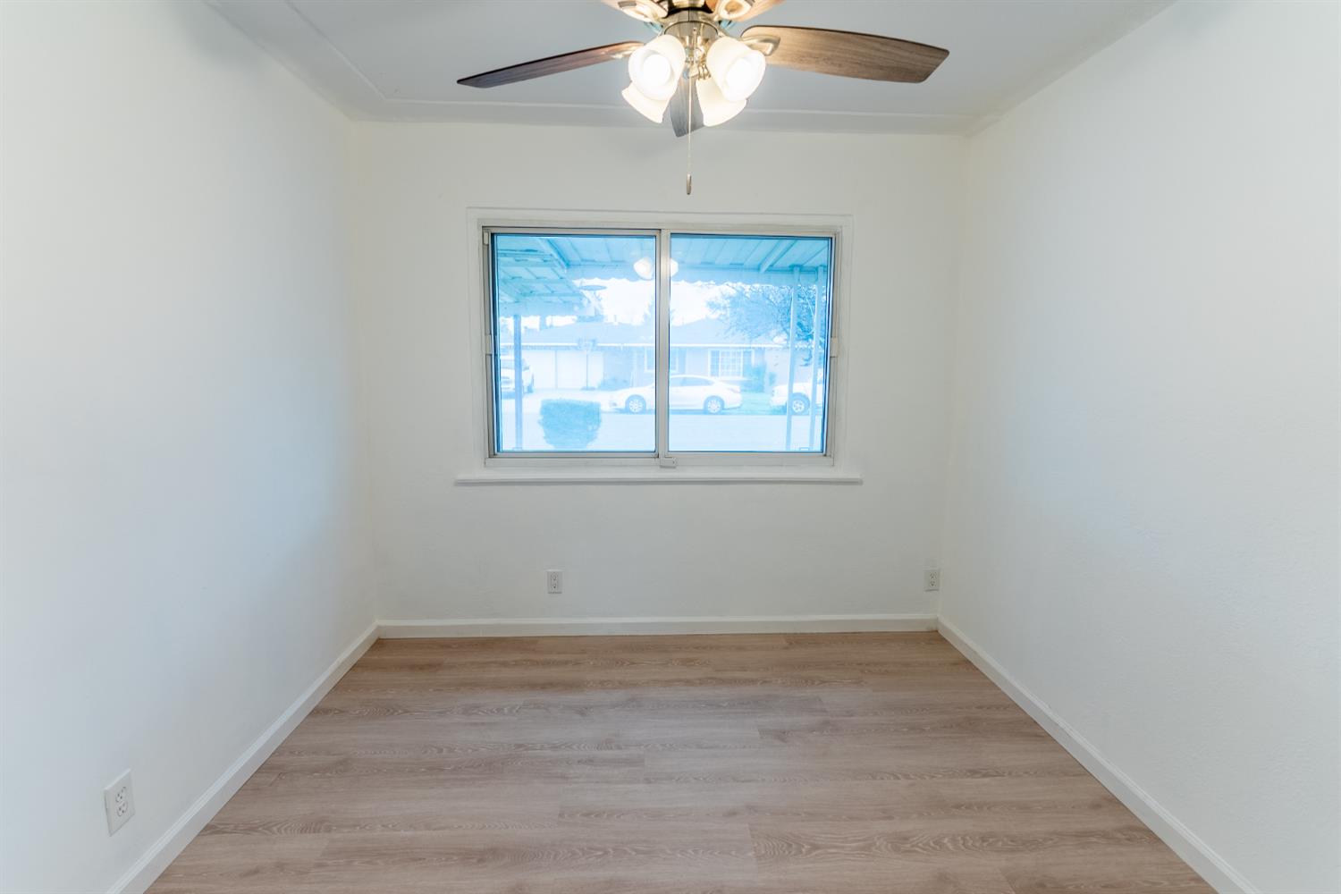 4883 E Michigan Ave, Fresno, CA 93703