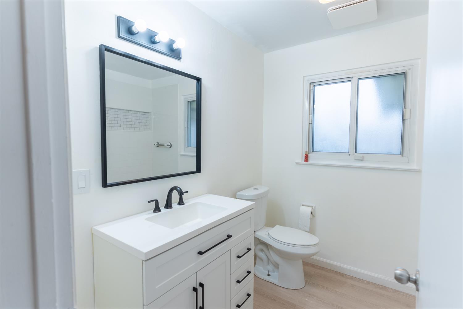 4883 E Michigan Ave, Fresno, CA 93703