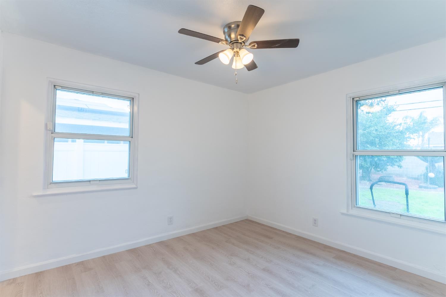 4883 E Michigan Ave, Fresno, CA 93703