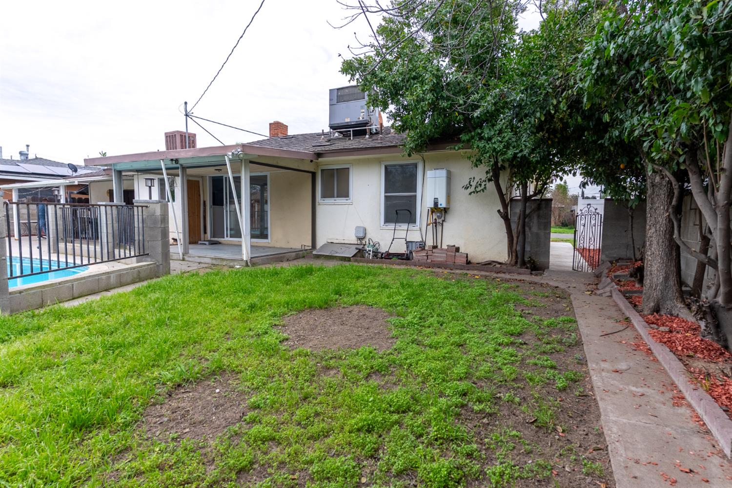 4883 E Michigan Ave, Fresno, CA 93703