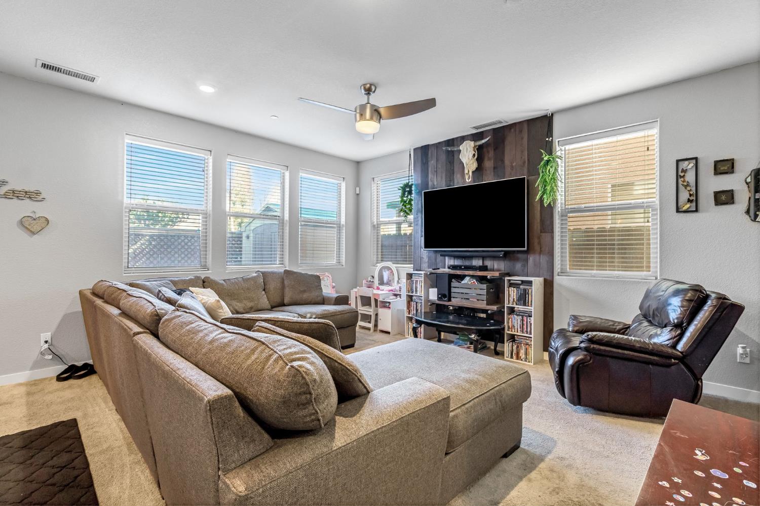 2583 N Mcarthur Ave, Fresno, CA 93727