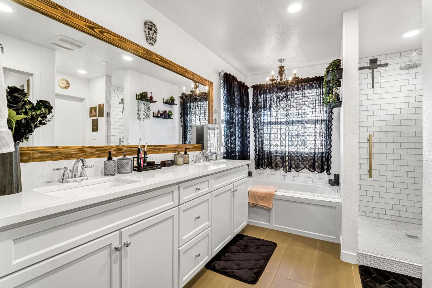 2583 N Mcarthur Ave, Fresno, CA 93727