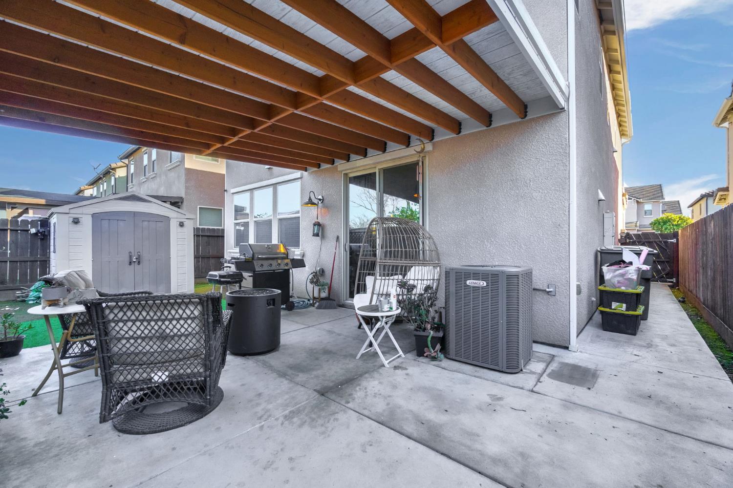 2583 N Mcarthur Ave, Fresno, CA 93727