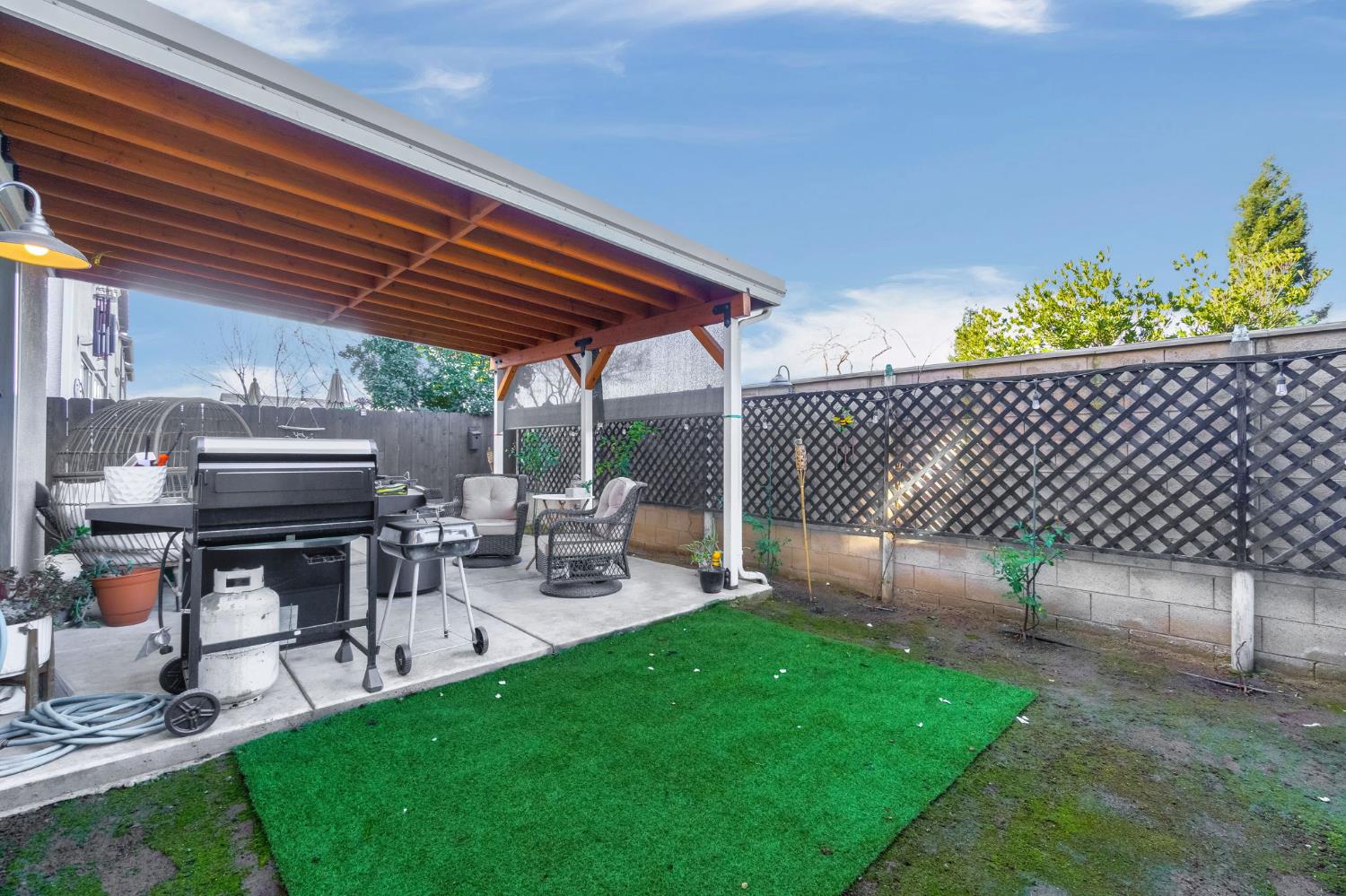 2583 N Mcarthur Ave, Fresno, CA 93727