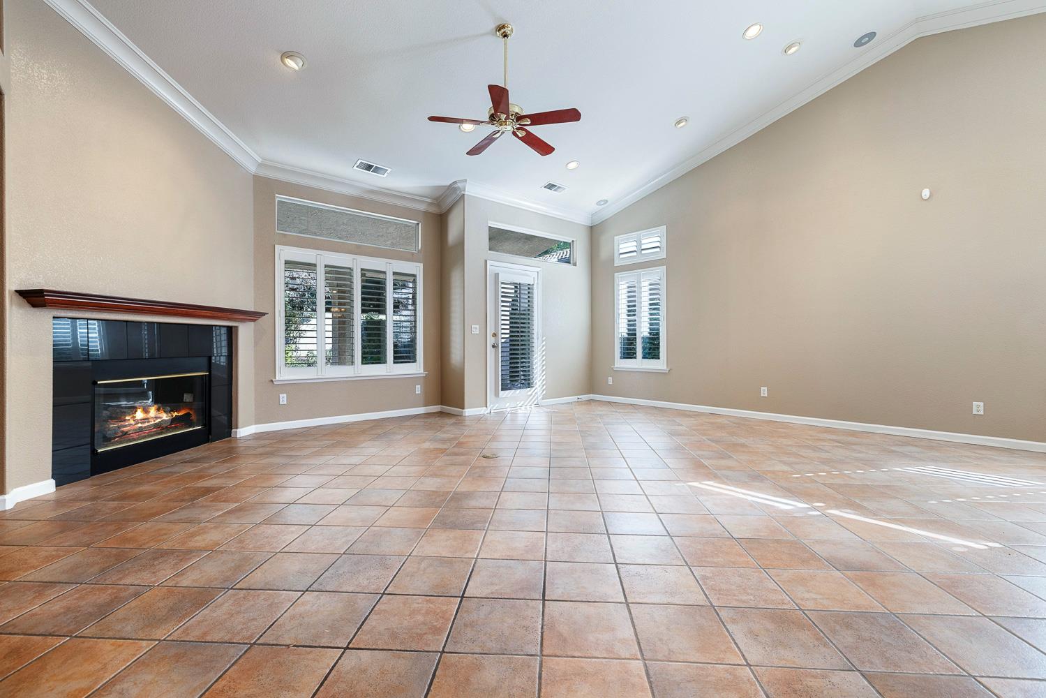 7040 N Warren Ave, Fresno, CA 93711