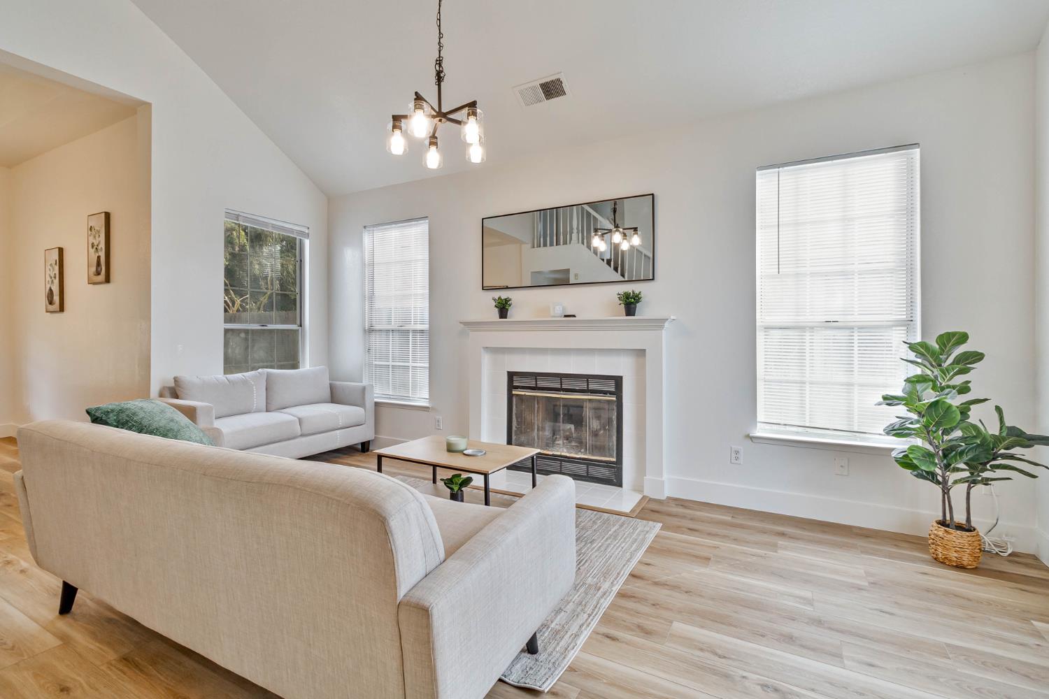 7330 N Woodrow Ave, Fresno, CA 93720