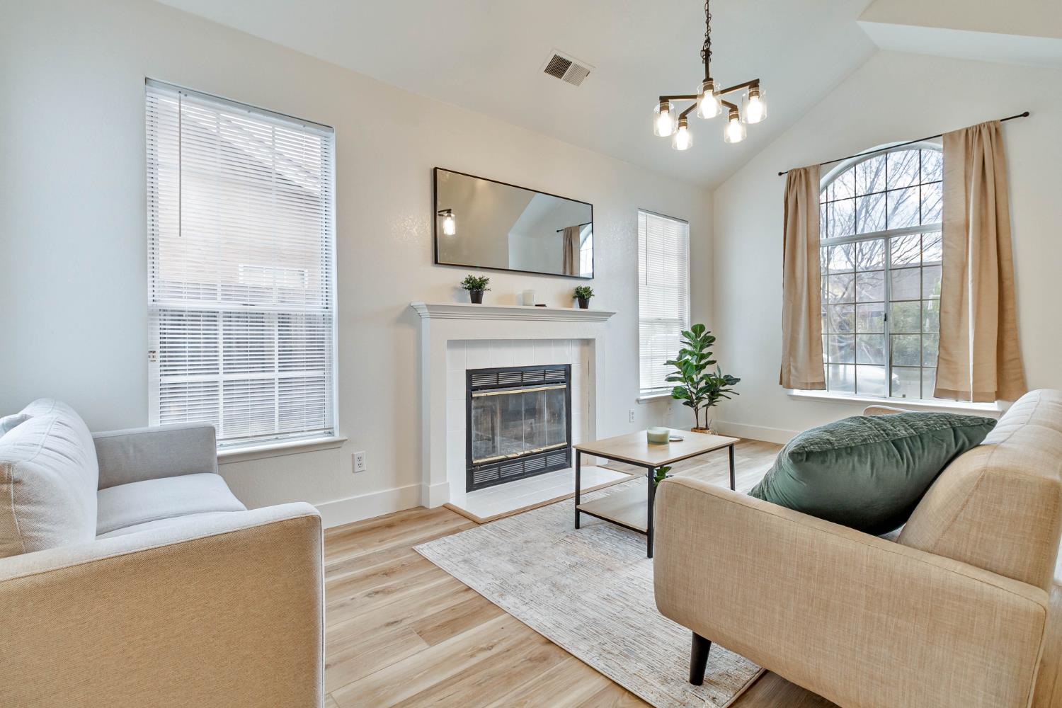 7330 N Woodrow Ave, Fresno, CA 93720