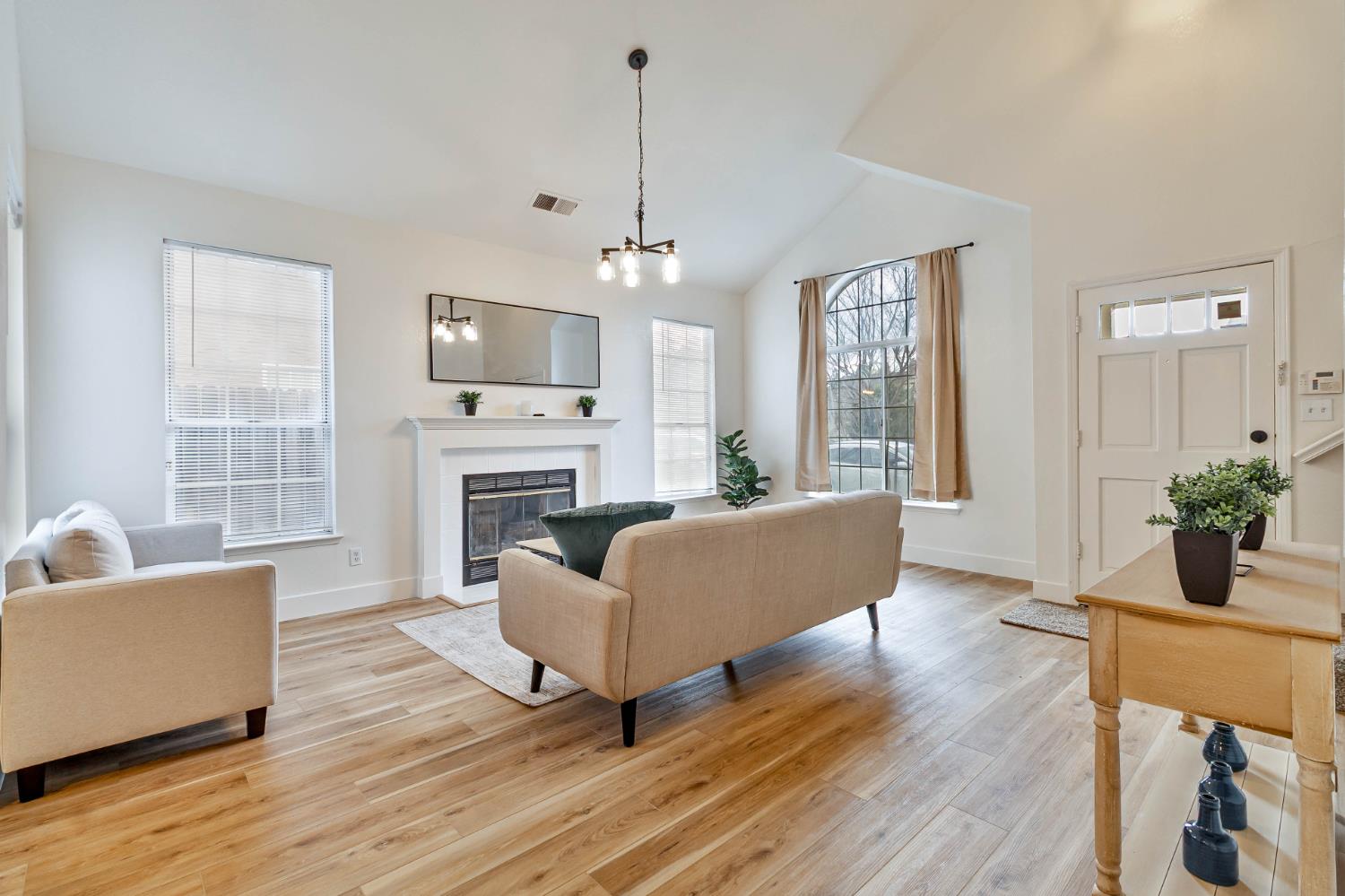 7330 N Woodrow Ave, Fresno, CA 93720