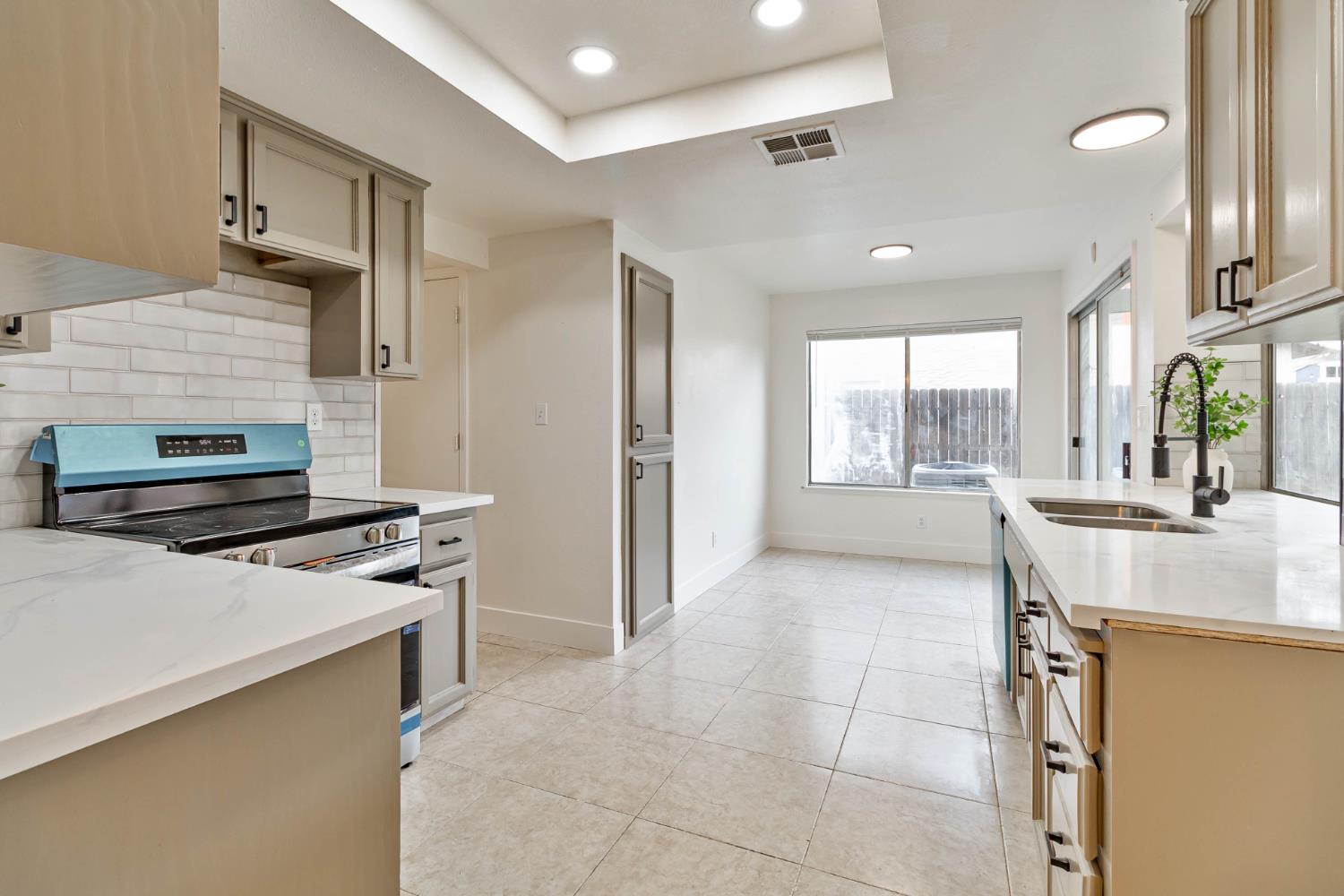 7330 N Woodrow Ave, Fresno, CA 93720