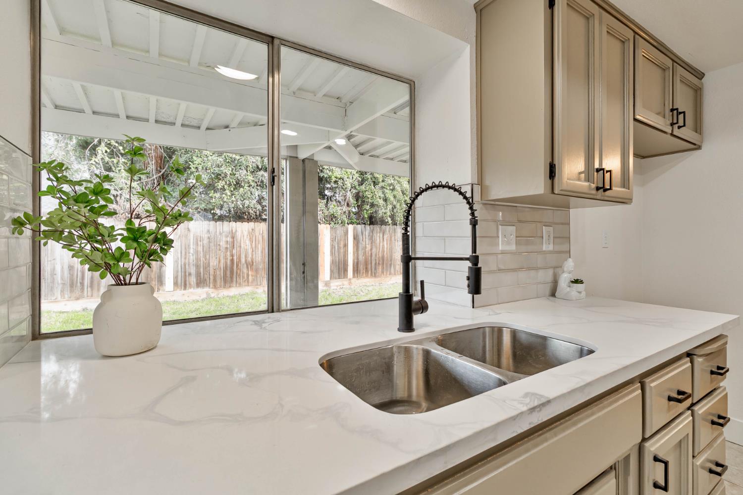 7330 N Woodrow Ave, Fresno, CA 93720