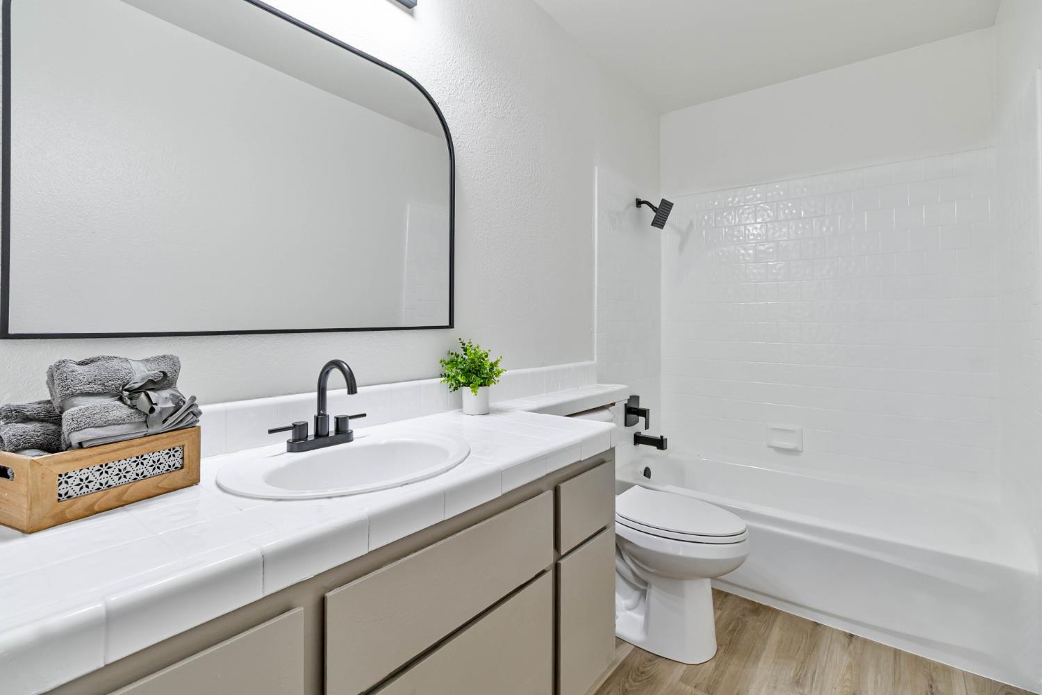 7330 N Woodrow Ave, Fresno, CA 93720